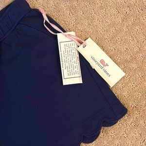 Vineyard Vines: NWT - Girls Navy Scallop Knit short (size M)